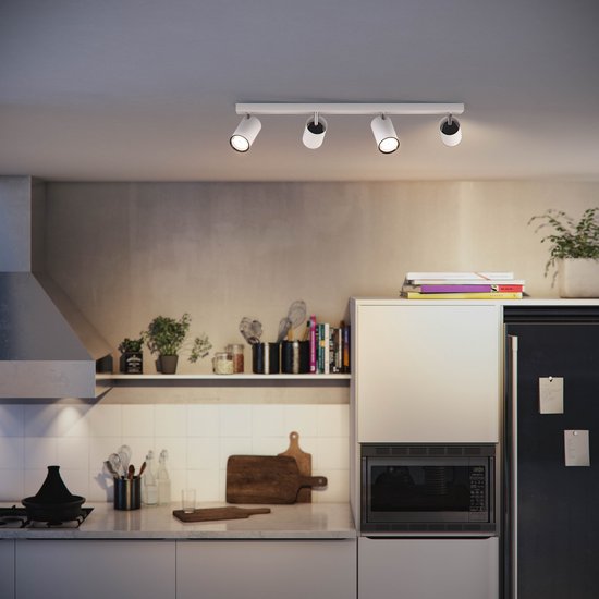 Witte vierkante plafondspot boven een keuken aanrecht.