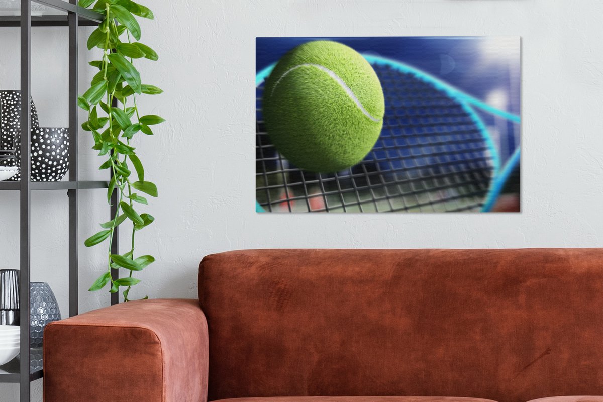 Canvas Schilderij Tennisracket slaat de bal - 90x60 cm - Wanddecoratie