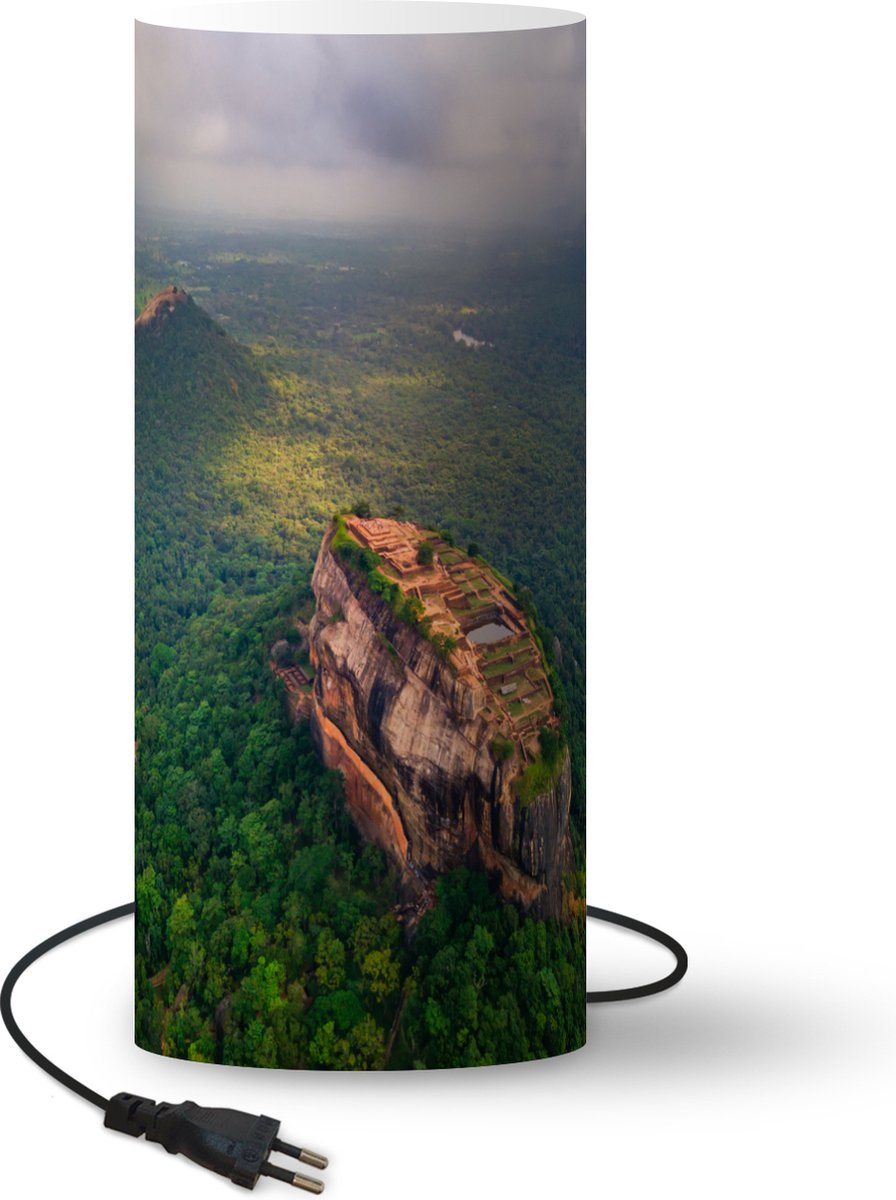 Lamp - Nachtlampje - Tafellamp slaapkamer - Uitzicht over de Sigiriya rots in Sri Lanka - 33 cm hoog - Ø14.3 cm - Inclusief LED lamp