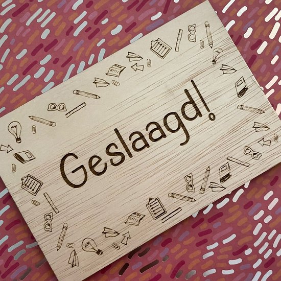 Foto: Houten wenskaart geslaagd schoolspullen geslaagd examen eindexamen afgestudeerd examenfeestje examen cadeautje kaart kaarten houten wenskaarten