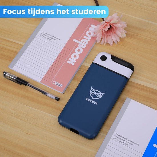 Blauwe telefoonkluis met een gevederd uil logo, naast een notitieboek en pen. De tekst 'Notebook' is zichtbaar.