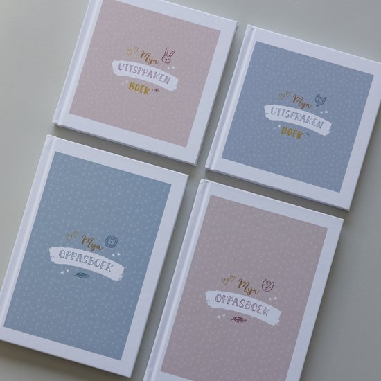 Vier kinderboeken, twee roze en twee blauwe, met titels 'Mijn Uispraken Boek' en 'Mijn Oppasboek'.