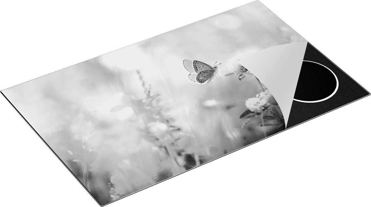 Chefcare Inductie Beschermer Blauwe Vlinder bij een Paarse Bloem - Zwart Wit - 85x55 cm - Afdekplaat Inductie - Kookplaat Beschermer - Inductie Mat