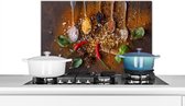 KitchenYeah® Spatscherm keuken 60x40 cm - Kookplaat achterwand kruiden - Lepels met specerijen - Muurbeschermer hittebestendig - Spatwand fornuis - Hoogwaardig aluminium - Wanddecoratie industrieel