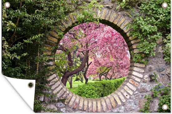 Une affiche de jardin avec un passage circulaire en pierre révélant des arbres roses en fleurs, montrant un coin retourné.