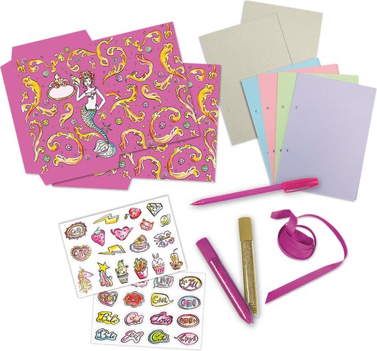 Roze dagboekomslag met zeemeermin, stickers met hartjes en eten, gekleurd papier, glitterpennen, roze lint en paarse pen.