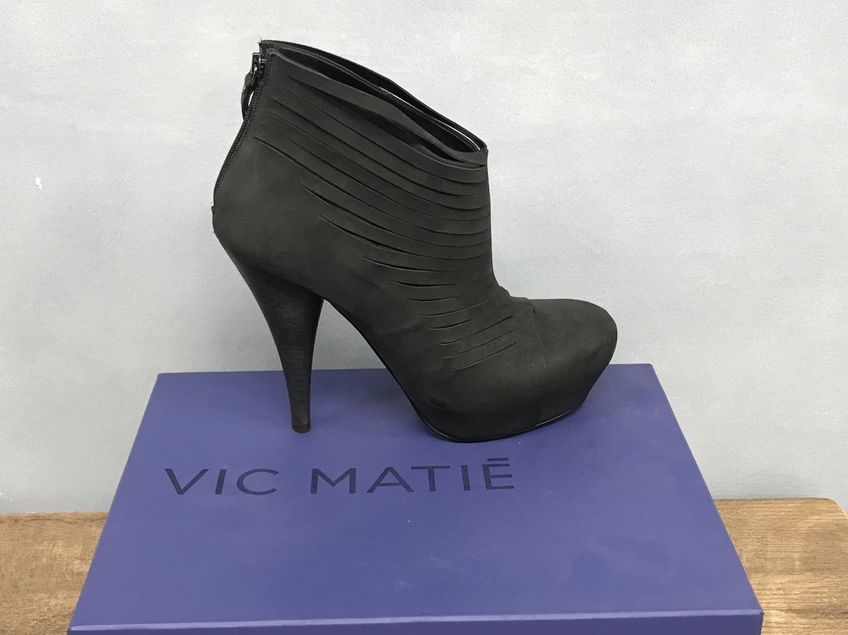 Vic Matie - Enkellaarzen - high heels - zwart - Maat 36 - leren suede - dames schoenen - Naaldhaken - Laarzen