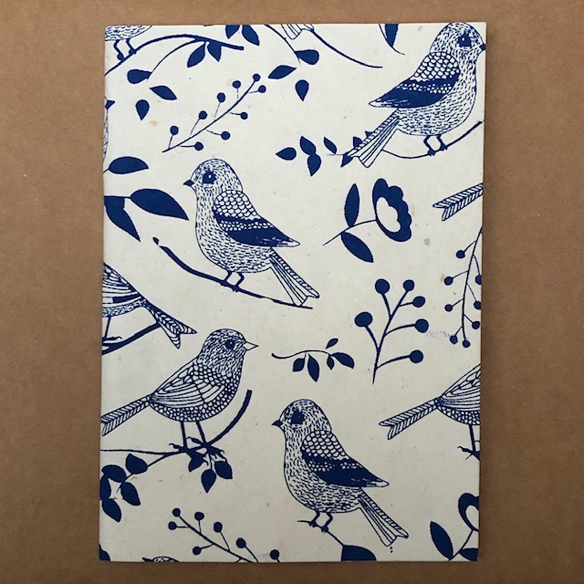 Luna-Leena duurzaam notitieboek A5 - vogel print - Hollands blauw - soft kaft - eco vriendelijk papier - handgemaakt in Nepal - notebook - souvenirs - Holland - Dutch birds