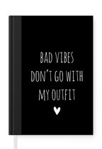 Notitieboek - Schrijfboek - Engelse quote "Bad vibes don't go with my outfit" met een hartje op een zwarte achtergrond - Notitieboekje klein - A5 formaat - Schrijfblok