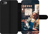 Bookcase Geschikt voor iPhone SE 2020 telefoonhoesje - Melkmeisje - Barista - Vermeer - Koffie - Cappuccino - Met vakjes - Wallet case met magneetsluiting