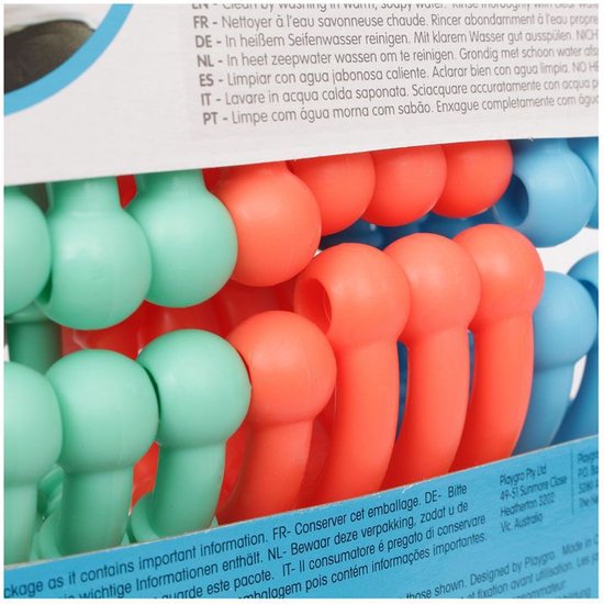 Close-up van felgekleurde Playgro koppelringen in groen, oranje en blauw, met verschillende texturen en vormen.