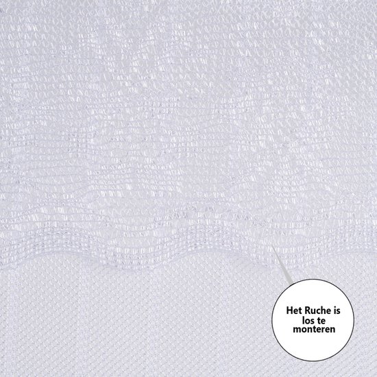 Detail van het witte polyester deurgordijn met een ingeweven patroon en een golvende rand.