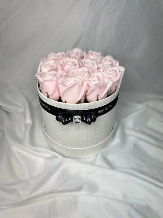 AG Luxurygifts flower box - rozen box -  Valentijnsdag - moederdag - cadeau - soap roses - luxe - unieke cadeau - gift - wit - roze