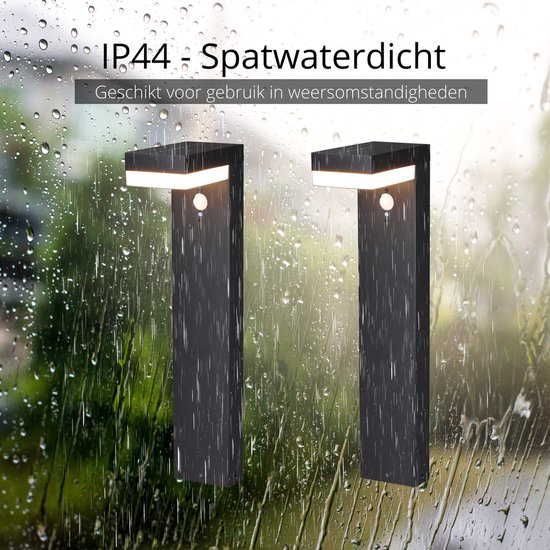 Twee IP44 spatwaterdichte zwarte paaltjes, geschikt voor alle weersomstandigheden.