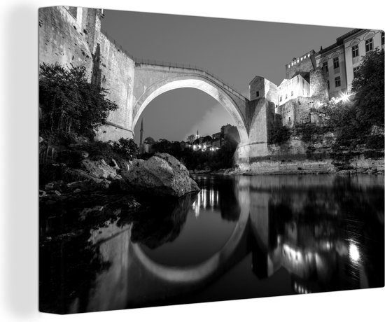 Canvas Schilderij Schitterende lucht boven de Stari Most brug en mooie weerspiegeling in het water - zwart wit - 90x60 cm - Wanddecoratie