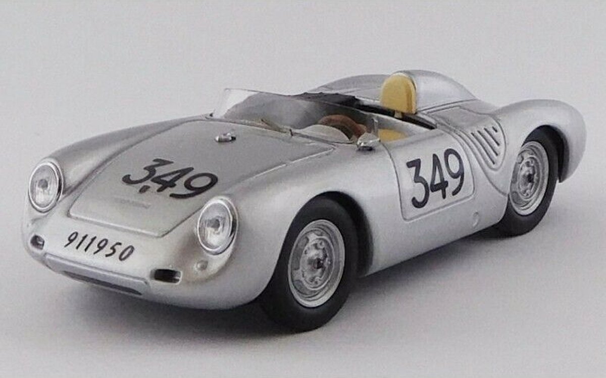 De 1:43 Diecast Modelcar van Porsche 1500 RS Spider #349 van de Mille Miglia van 1957. De bestuurder was U. Maglioli. De fabrikant van het schaalmodel is Best-Models. Dit item is alleen online beschikbaar.