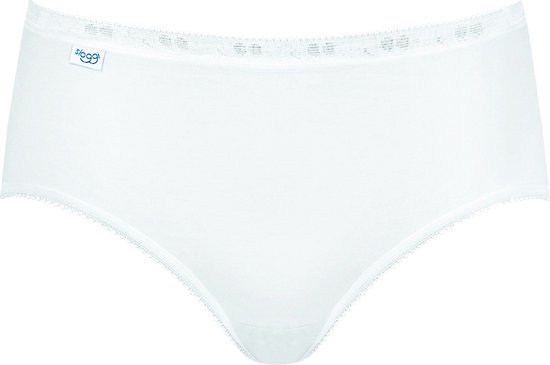 Witte midi slip met kanten boord aan de taille en beenopeningen.