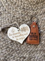Leren sleutelhanger met de tekst; Mijn papa mijn held inclusief houten hartje - verjaardag - Valentijnsdag - stoer - vriendschap - vaderdag