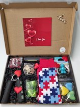 Verrassing Box voor mannen - goed gevuld met allerlei nuttige, lekkere en aangename artikelen - met Mystery Card 'I Love You' met een persoonlijke videoboodschap van jouzelf | Verjaardag | Vaderdag | Kerst | Sinterklaas