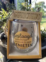 Waterwijnglas met de tekst;  Hoera geslaagd + houten label Gefeliciteerd / diploma / geslaagd / cadeau