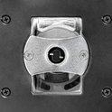 Detail van de metalen houder met schroeven en een centrale opening van een bovenfreesmachine.
