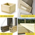 Collage van houtbewerking: houten box, keukenkastdeuren, raamprofielen en houtconstructie.