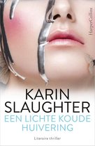 Boekomslag met HarperCollins logo. Een close-up van een gezicht met zilverkleurige vloeistof die over de wang loopt. Twee vlinders aan de zijkant. De titel is 'Een lichte koude huivering' door Karin Slaughter.