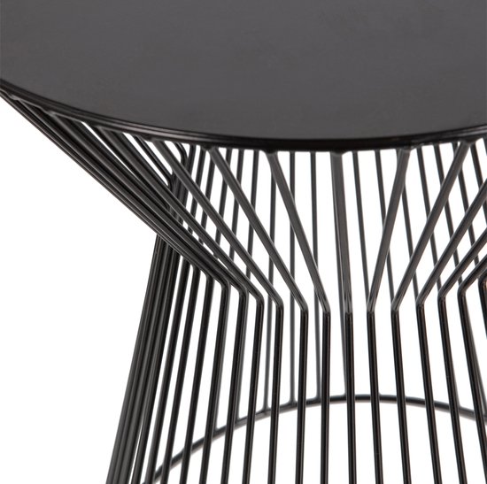 Detail van de zwarte metalen bijzettafel: gebogen spijlen naar het tafelblad.