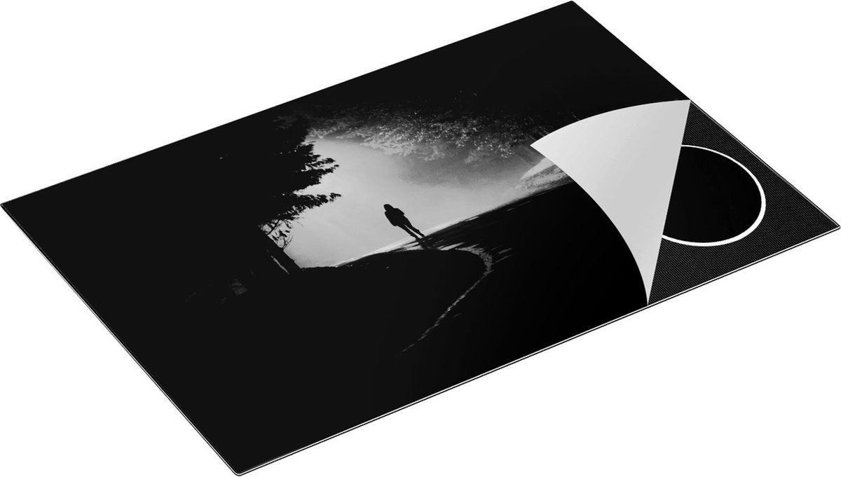 Chefcare Inductie Beschermer Persoon op een Donkere Weg in het Bos - Zwart Wit - 81,2x52 cm - Afdekplaat Inductie - Kookplaat Beschermer - Inductie Mat