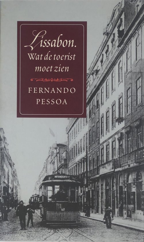 Boekomslag met de titel "Lissabon. Wat de toerist moet zien" door Fernando Pessoa op een foto van een historische straat met een tram.