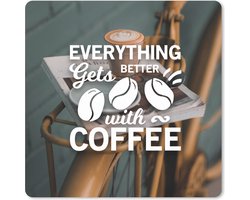 Muismat XXL 80x80 cm - Bureau onderlegger - Bureau mat Quotes - Koffie - Spreuken - Everything gets better with coffee - Bureaumat - Gaming mousepad xl - Bureaulegger groot - Computer deskmat