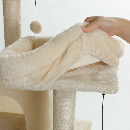 Een crèmekleurige hangmat van pluche stof, vastgehouden door een hand.