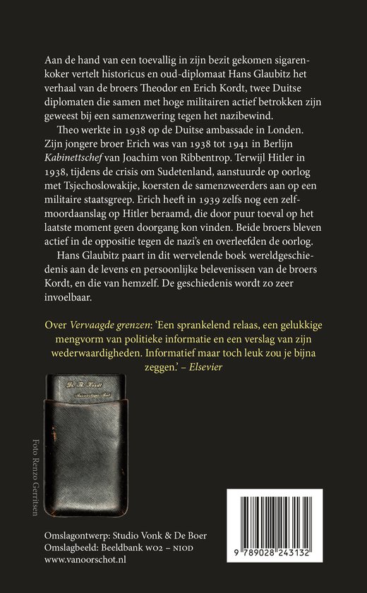 Zwart leren sigarenhouder op de voorgrond, met tekst 'Foto: Renzo Gartner' op de achtergrond.