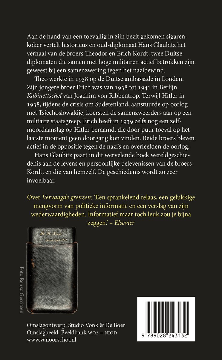 Zwart leren sigarenhouder op de voorgrond, met tekst 'Foto: Renzo Gartner' op de achtergrond.