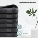 Pile de serviettes gris anthracite à motif à carreaux, douces et en 100% coton.