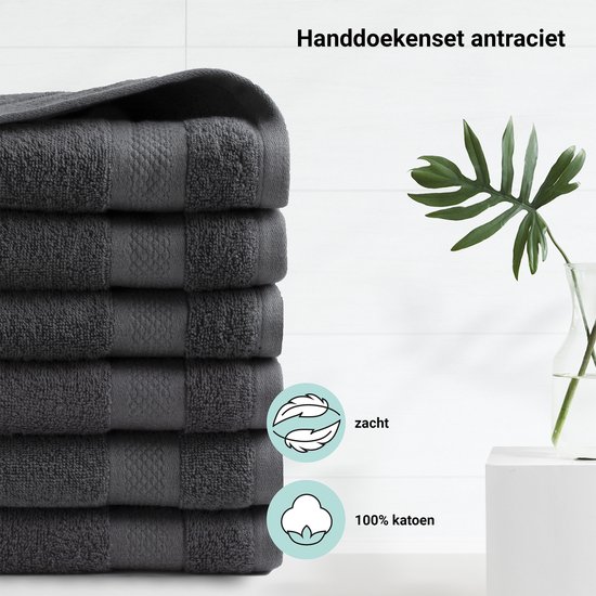 Pile de serviettes gris anthracite à motif à carreaux, douces et en 100% coton.