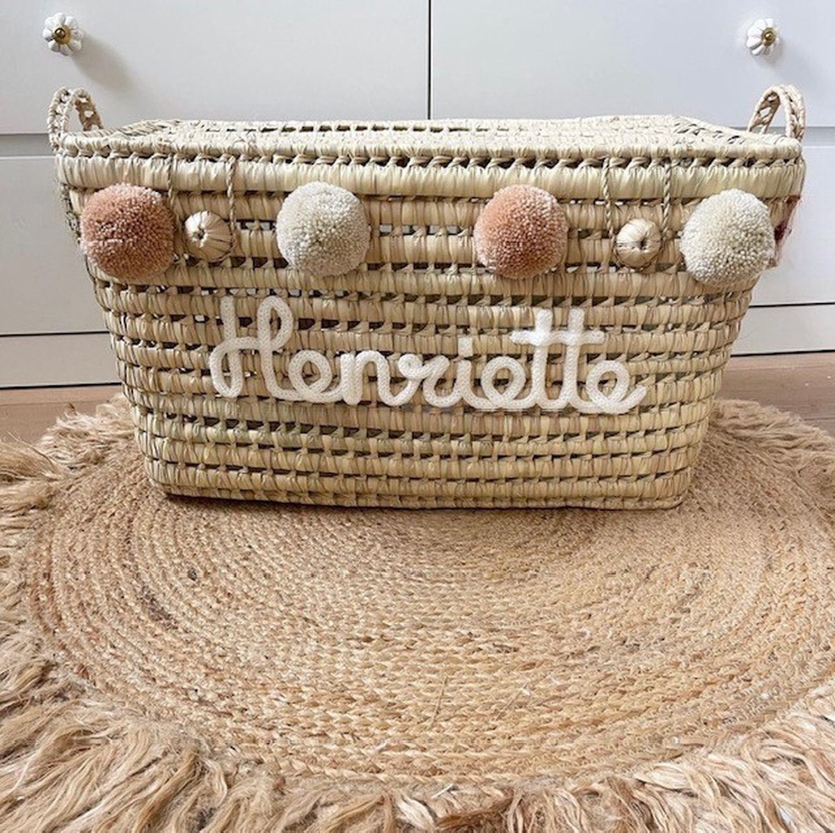 Opbergmand - Rieten mand - 60cm - Speelgoed - Opbergen - Mand met naam - Pompon - Wol - Gepersonaliseerd - Handgemaakt - Decoratie - Geboortegeschenk - Verjaardagscadeau - Kraamgeschenk - Geboorte - Marokko - Palmblad - Cadeau - Kinderkamer - Koffer