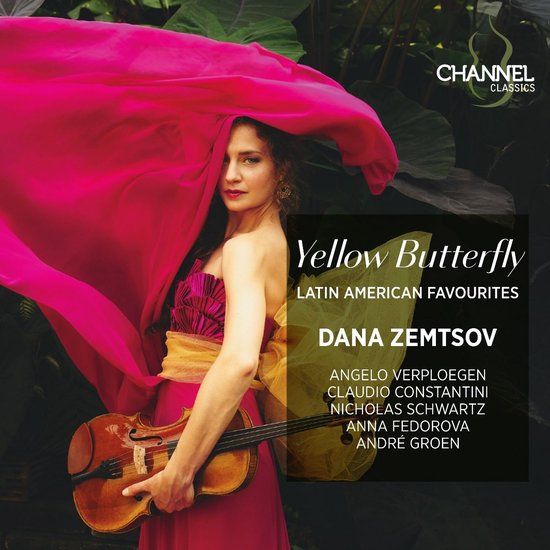 Dana Zemtsov avec un violon, drapée dans une robe rouge et un châle rose flottant.