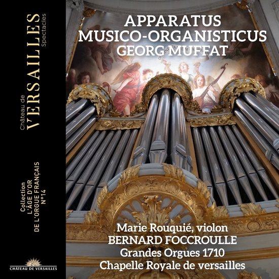 De barokke orgel van de Koninklijke Kapel in Versailles, met gedetailleerd goudkleurig houtsnijwerk en zilveren pijpen.