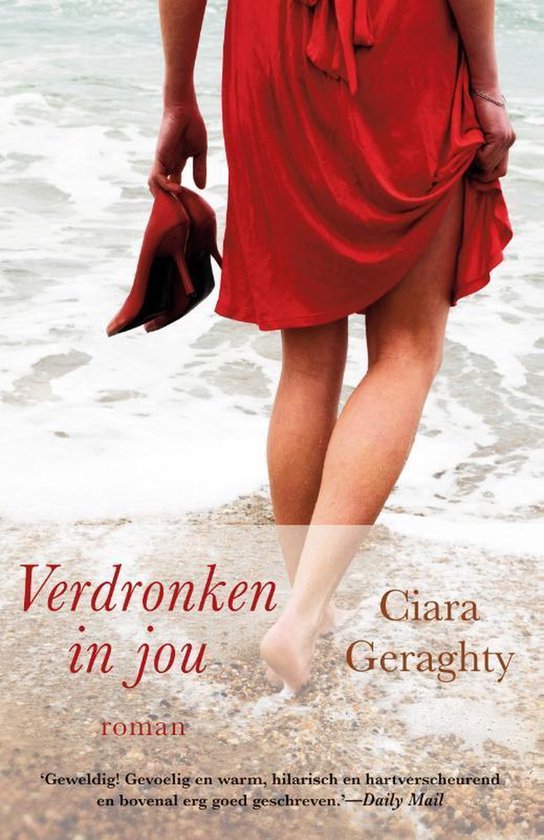 Vrouw in rode jurk loopt op strand, houdt rode schoen in hand.