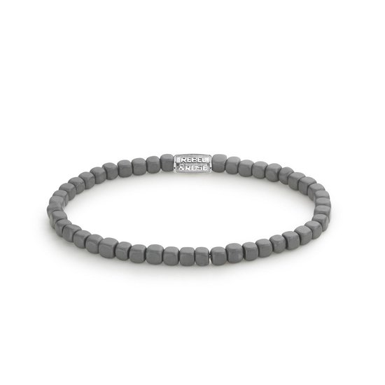 Grijze kralenarmband van Rebel & Rose met zilverkleurig logo in het midden.