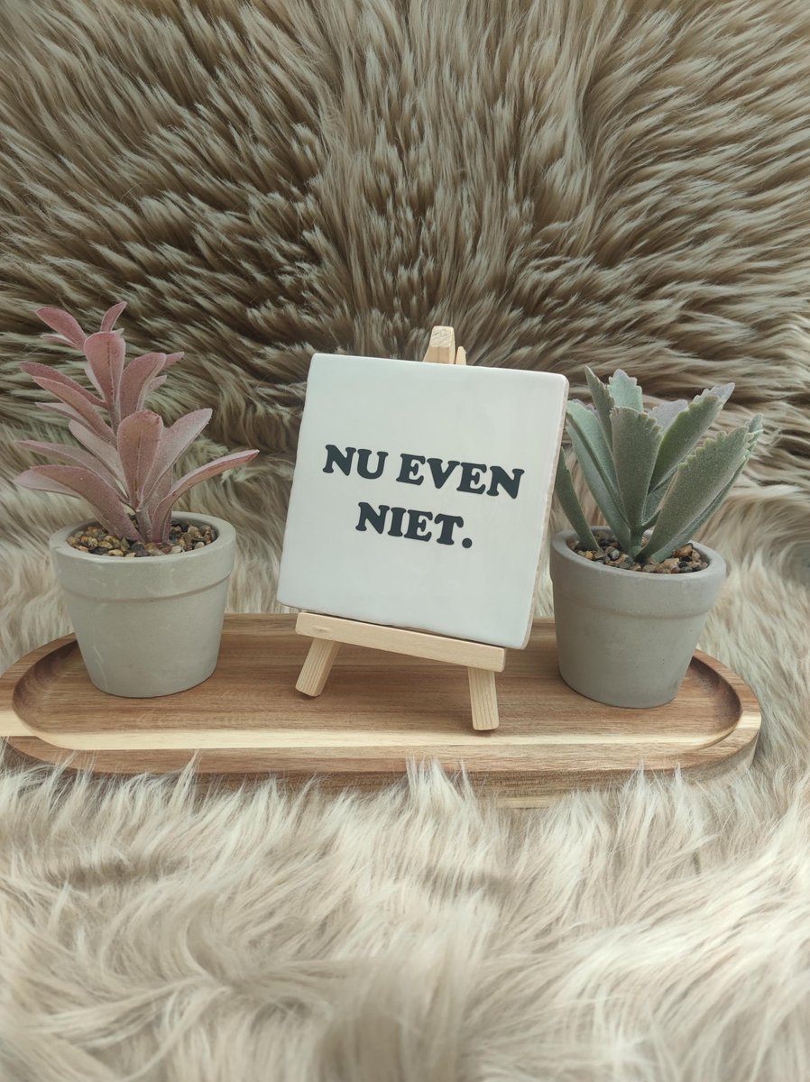 Robuust Wenstegeltje – Hip trendy tegeltje – Nu Even Niet – Wit Keramiek met Zwarte Tekst – 10x10 cm – Grappige Wanddecoratie voor Thuis of Kantoor – Cadeau met Knipoog – Trendy nu