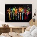 Un panneau mural en verre avec des cuillères colorées pleines d'épices et d'herbes, avec des éclaboussures de peinture, dans un intérieur de chambre.