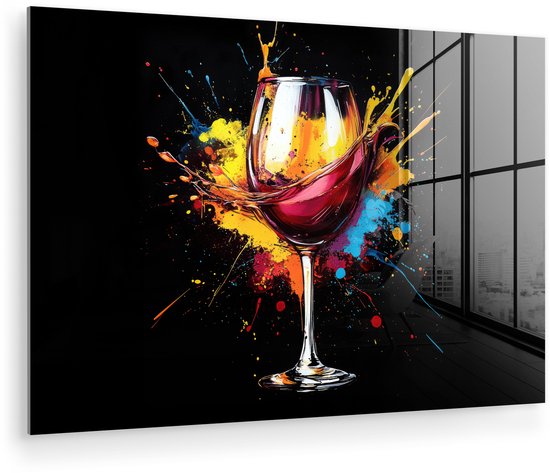 Een glas rode wijn met een explosie van kleurrijke verfspetters op een zwarte achtergrond, met uitzicht op de stad.