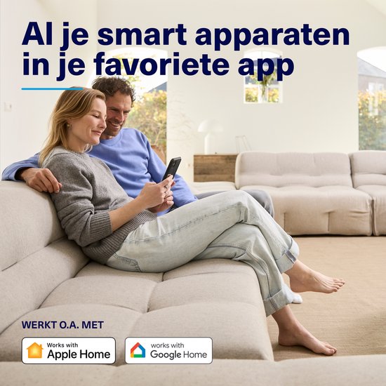 Man en vrouw zitten op een beige bank, kijkend naar een smartphone. Logo's voor Apple Home en Google Home.