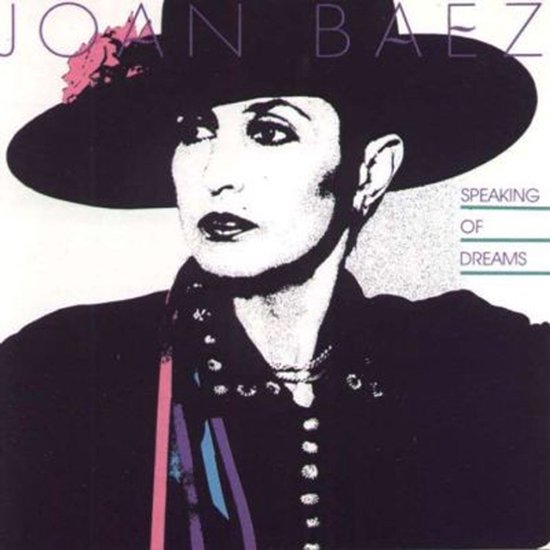 Joan Baez met zwarte hoed met roze bloem. Tekst: JOAN BAEZ SPEAKING OF DREAMS.