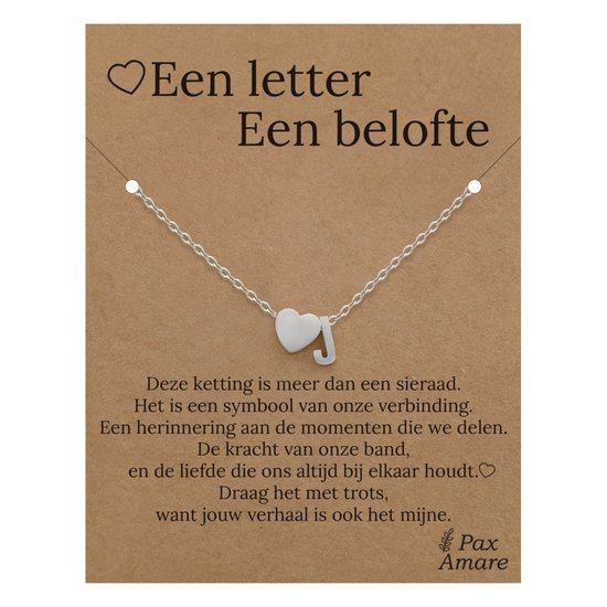 Zilverkleurige ketting met initiaal 'J' en hartje op kaart met tekst 'Een letter, een belofte'.