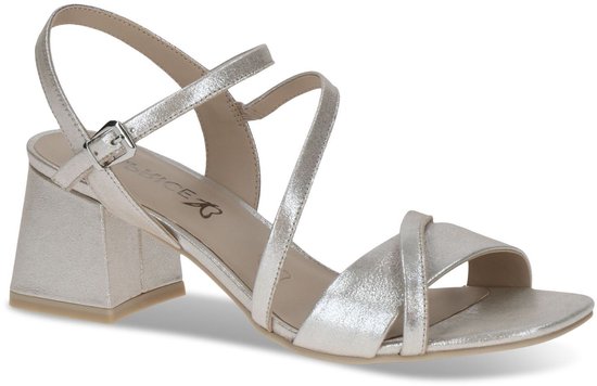 Zilverkleurige sandalen met gekruiste bandjes over de voorvoet, enkelband met gesp en blokhak.