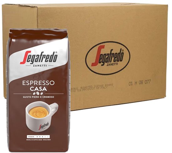 Een zak Segafredo Espresso Casa koffiebonen naast een bruine kartonnen doos.