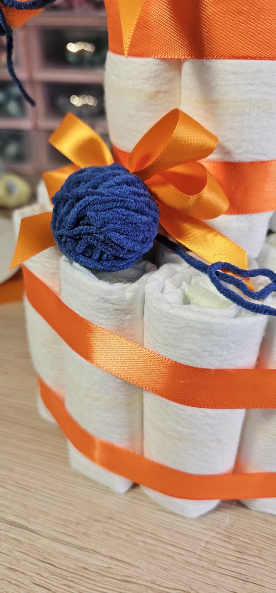 Luiertaart Dikkie Dik - 2 Laags met Knuffeldoekje en 27 Pampers - superschattig kraamcadeau van Merkloos — afbeelding 3